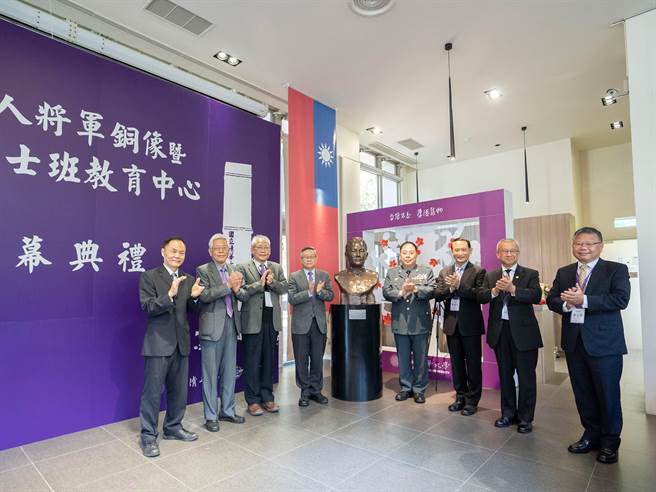 清华大学将星计画总导师锺坚（左起）、财务规画室主任周怀朴、副校长戴念华、校长贺陈弘、陆军司令徐衍璞、备役上将郑德美、蒲泽春、张冠群为孙立人铜像揭幕。（清大提供／邱立雅竹市传真）