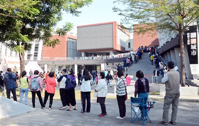 《火焰之舞》屏东场门票开卖，吸引大批民眾现场抢票。（林和生摄）