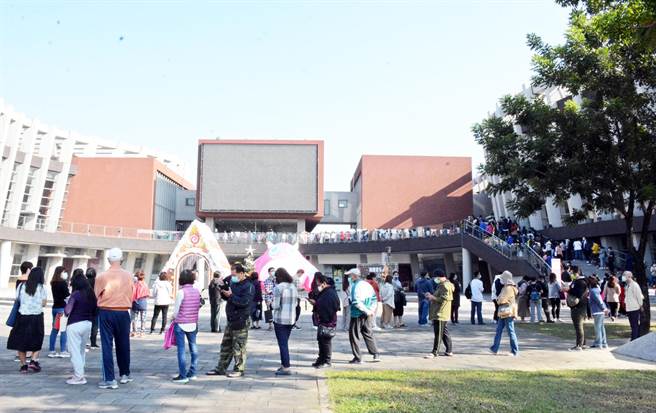 《火焰之舞》屏东场门票开卖，民眾排成长长人龙，更有人凌晨3点就到场排队。（林和生摄）