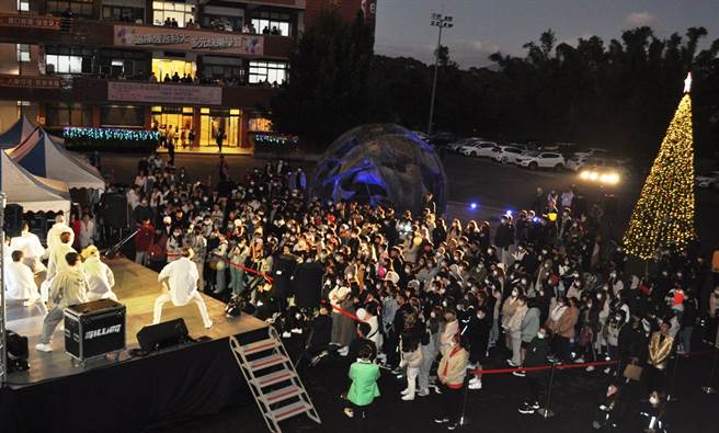 醒吾科技大学以「醒吾耶诞城」为主轴，打造7公尺高之圣诞树及校园灯饰布置。