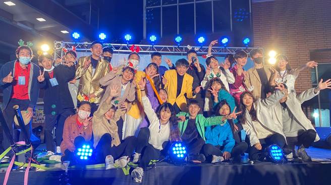 一场豪华音乐飨宴由表演艺术系「男女韩团舞蹈表演」以及余温人声乐团的Acapella「天使之声」，在雪花及炫丽的灯光中拉开帷幕。