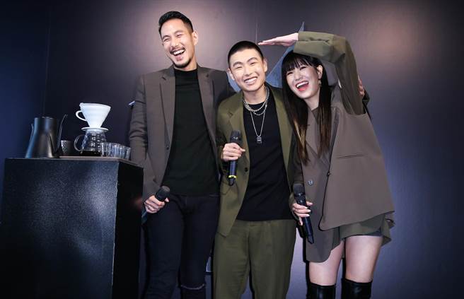 LEE（中）發片記者會，表姊孫盛希（右）及哥哥王策站台力挺。（陳俊吉攝）