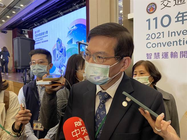 交通部长王国材表示，铁道局工程以致异物侵入轨道，相关官员都会被惩处。（陈佑诚摄）