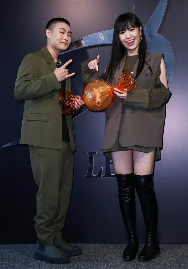 孫盛希送上靈感來自〈失蹤〉的巨大糖果驚喜扭蛋和復古糖果罐。（陳俊吉攝）