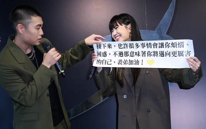 孫盛希以扭蛋中的字條勉勵LEE。（陳俊吉攝）