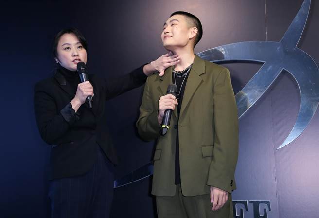 記者會主持人海裕芬現場摸LEE的摸喉結證明他真的是男生。（陳俊吉攝）