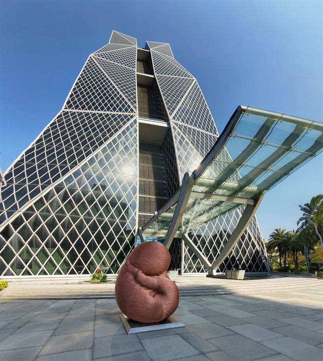 雕塑大师康木祥的作品在中钢集团总部大楼展出。（中钢提供）