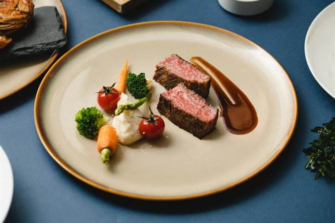 GUSTOSO餐廳將於12月24日及25日推出「聖誕禮讚」晚間套餐1980元＋10％，提前完成付訂再送每人焗烤龍蝦半隻。（慕軒飯店提供）