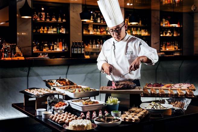 離台北101僅一站捷運站之遙的慕軒飯店，URBAN331酒吧將於12月31日晚間推出「跨年夜未眠」。（慕軒飯店提供）