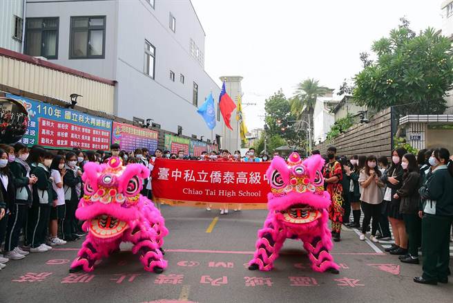 侨泰高中参加全国技艺竞赛获3金手11优胜，选手凯旋回校时，还派出校方狮鼓队欢迎。（侨泰高中提供／黄国峰台中传真）