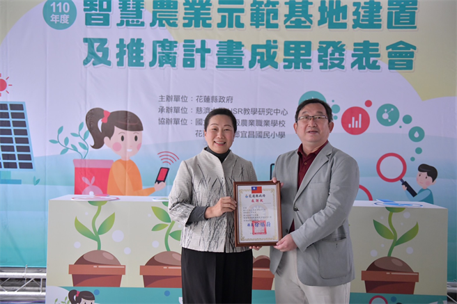 徐榛蔚縣長贈感謝狀給花蓮高農。(圖/花蓮縣政府提供)
