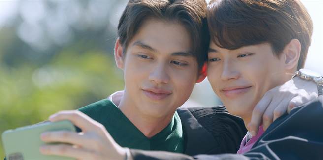 《2gether电影版：只因我们天生一对》将于24日在台上映。（威视提供）