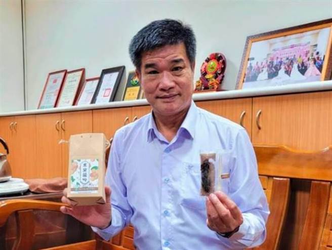 台南市东山区长吕煌男希望藉由「东窑龙吟」冬季饮品的开发，把东山人回忆最深的家乡味推广出去。（张毓翎摄）