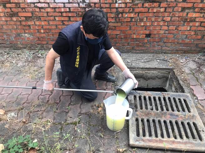 高雄大发工业区某金属工厂日前不法绕流偷排鹅黄色废水，遭高市府环保局举发。（高市府环保局提供／洪浩轩高雄传真）