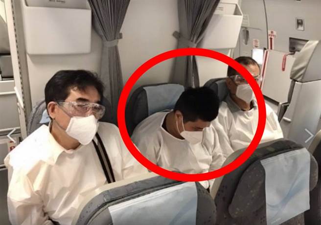 黄在飞机内的照片曝光，预计6点半左右抵达松山机场，这是在两岸今年首位在共打机制下遭遣返的刑事犯。(民眾提供)