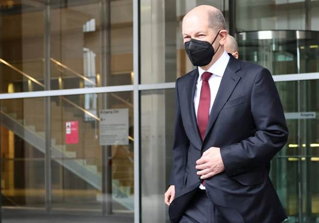 新任德国总理萧兹步离联邦议院。（图／路透社）