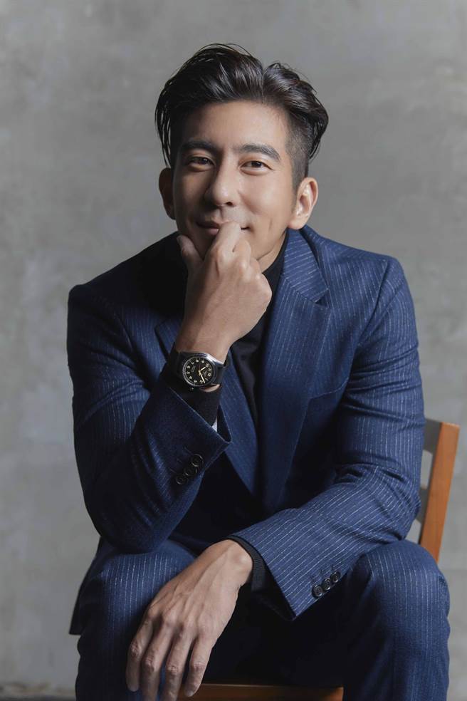 修杰楷力讚浪琴表Spirit先行者系列钛金属腕表优雅时尚，期许自己能更从容、优雅地面对人生的挑战。（Longines提供）