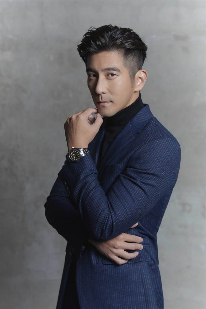 修杰楷力讚浪琴表Spirit先行者系列钛金属腕表优雅时尚，期许自己能更从容、优雅地面对人生的挑战。（Longines提供）