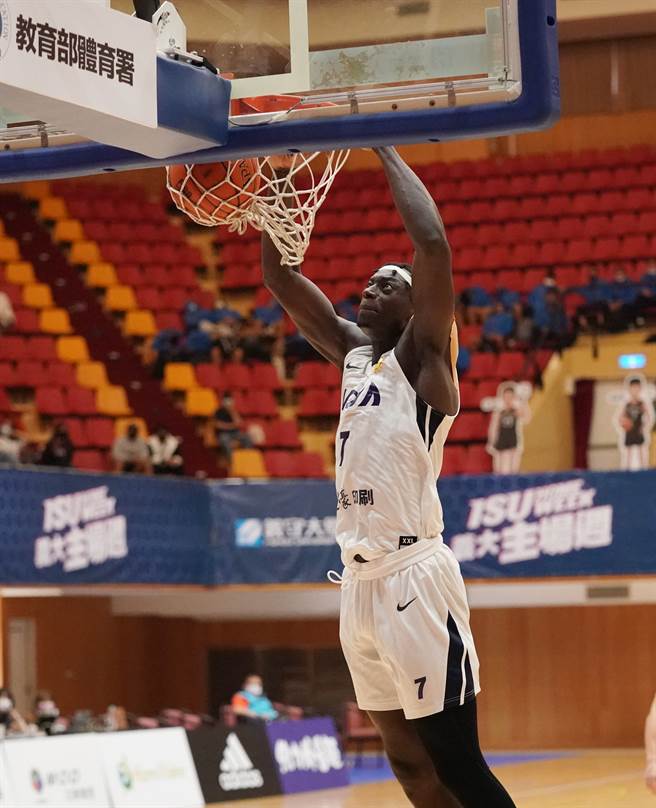 台湾艺大阿拉萨30分、16篮板，助队轻取台中科大。（大专体总提供）