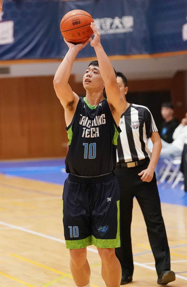 台中科大陈珀瑞进帐13分、7篮板。（大专体总提供）