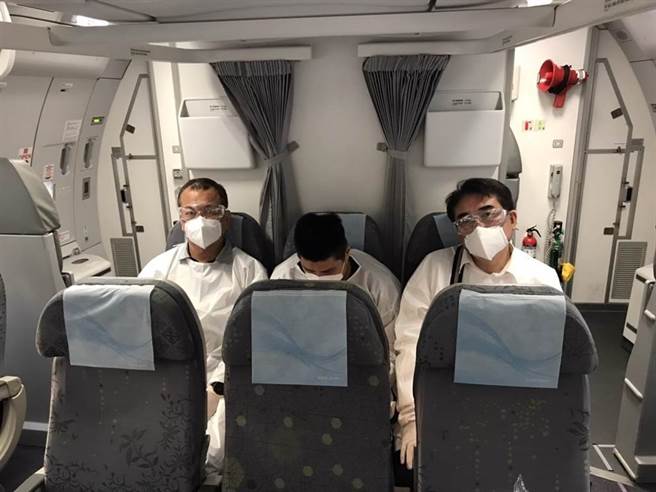 刑事局派员到厦门押解黄嫌(中)回台。(翻摄照片／林郁平台北传真）