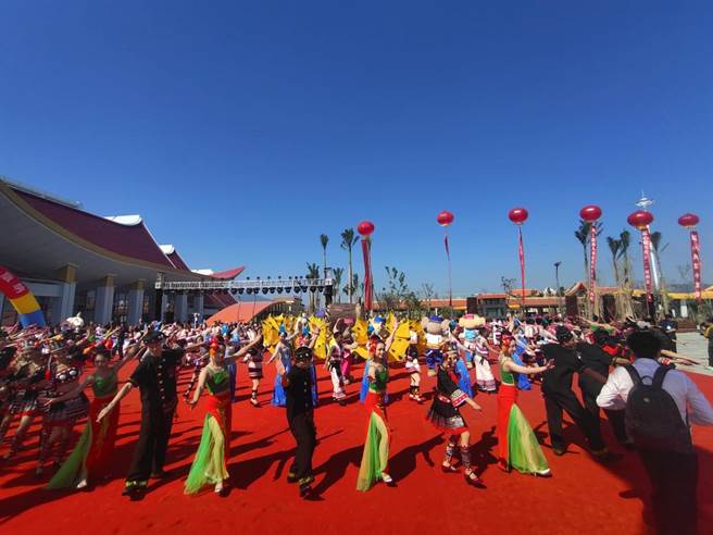 昆明南站前广场盛大演出西双版纳傣族传统民族歌舞。(图/西双版纳州文旅局提供)