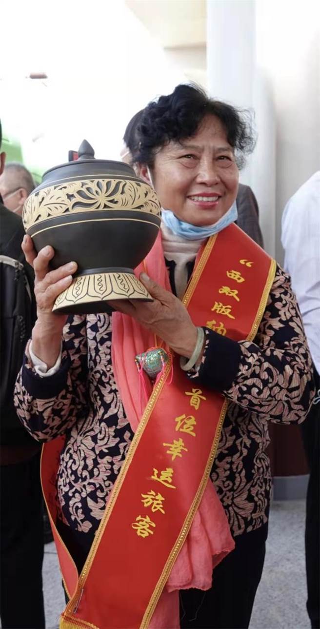 「双版纳号」首位幸运旅客。(图/西双版纳州文旅局提供)