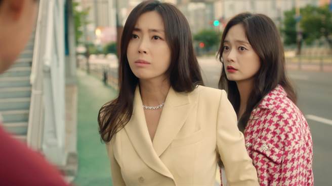 全昭旻（右）心机深沈的小三，刻意接近宋玧妸。（friDay影音提供）