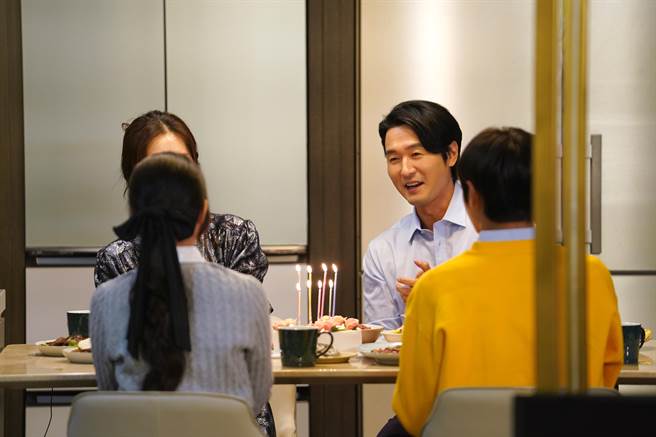 李成宰（右二）饰演宋玧妸偷腥夫，「渣」出心得。（friDay影音提供）