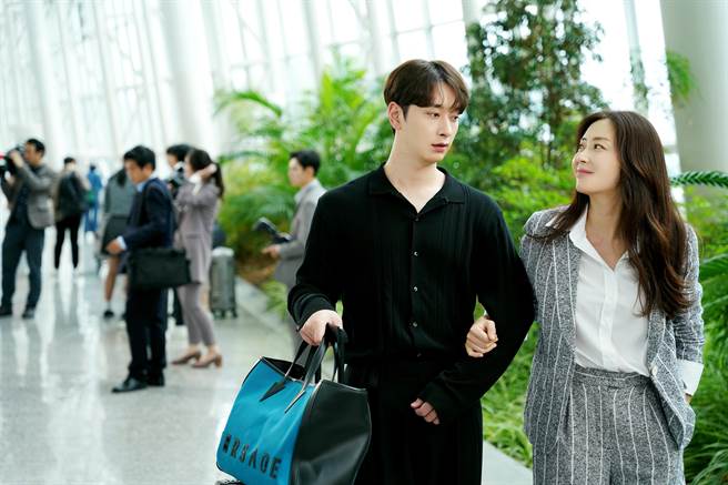 黄灿盛（左）饰演宋玧妸同父异母弟弟。（friDay影音提供）