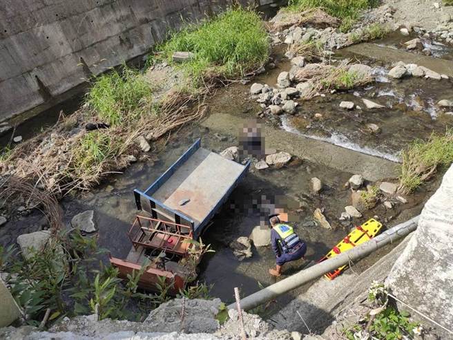 花莲县富里乡枋仔崙桥下河床有1部拼装车辆，周边躺卧2人已死亡。（王志伟翻摄）
