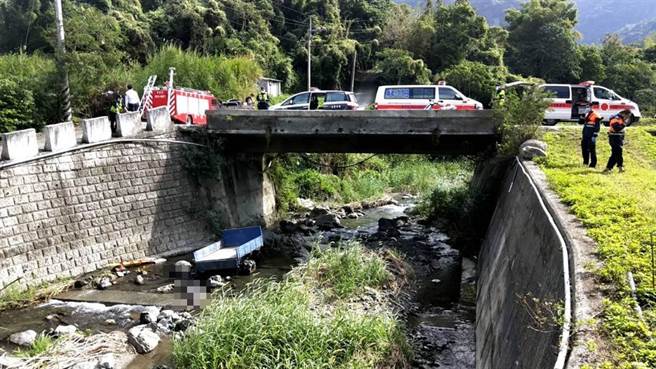 农业拼装车摔落枋仔崙桥下河床，2男疑似被抛飞，当场死亡。（王志伟翻摄）