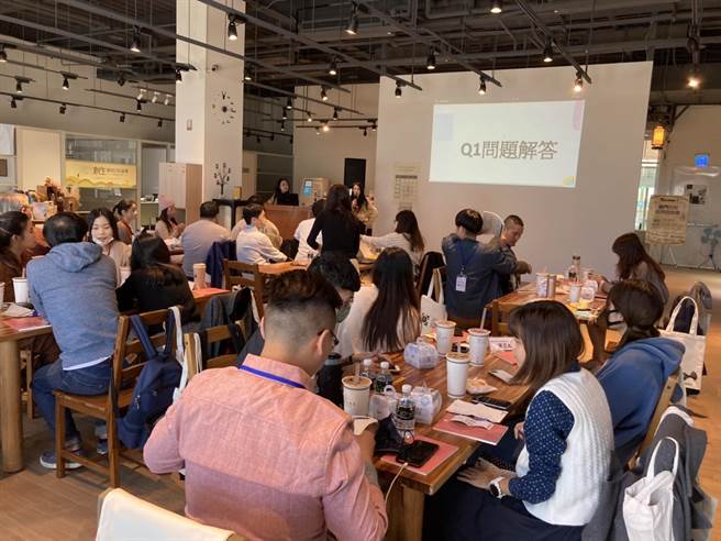 学员们在成果发表会中，交换和交流回到原乡的心情和观感。（金门县府提供）