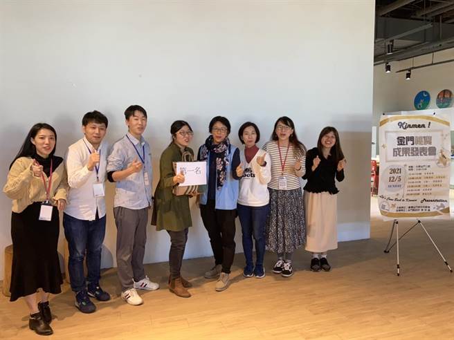 学员们在成果发表会中，交换和交流回到原乡的心情和观感。（金门县府提供）