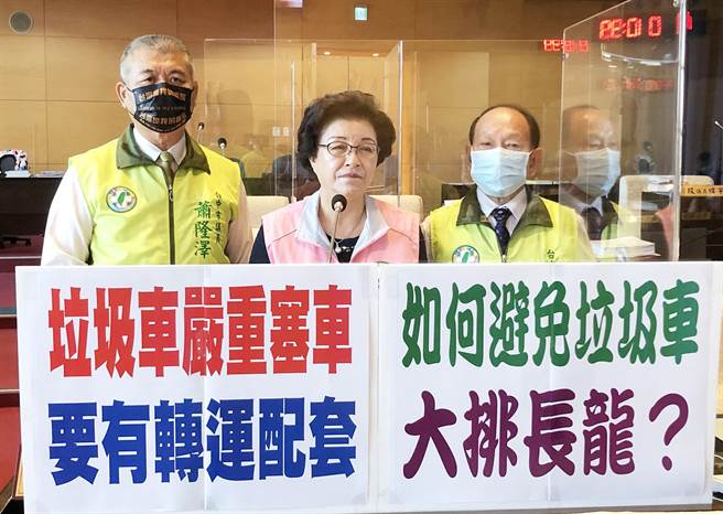 市议员邱素贞(中)8日质询时，要求乌日厂暂停处理外县市垃圾，优先处理台中市事业机构的垃圾，否则期满应解约。（陈世宗摄）