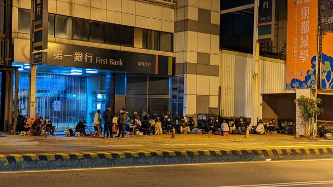 今(8日)上午「东都绿学」预售屋开放销售，半夜就有许多人在现场排队。(图／翻摄自脸书 住宅周报) 