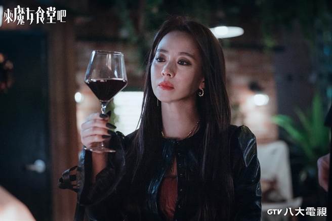 宋智孝在主演韩剧《来魔女食堂吧》中首次扮演「魔女」。（八大提供）