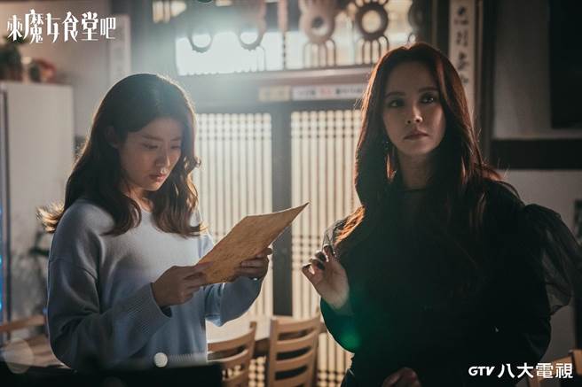 宋智孝（右）笑说最令她不安的就是要与对手演员南志铉有肢体接触。（八大提供）