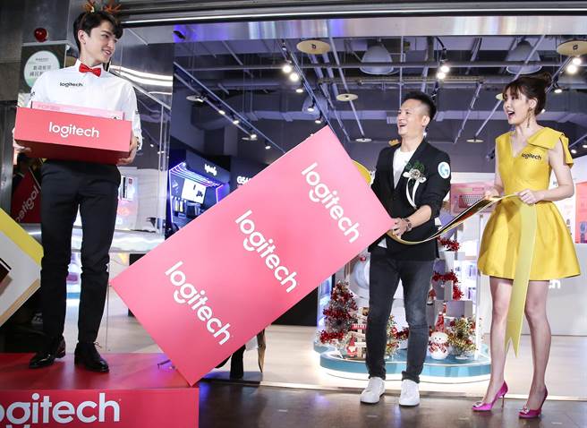 安心亚化身耶诞大使，麋鹿型男从礼盒中神秘现身，为她赠送Logitech多款实用键盘滑鼠。（陈俊吉摄）