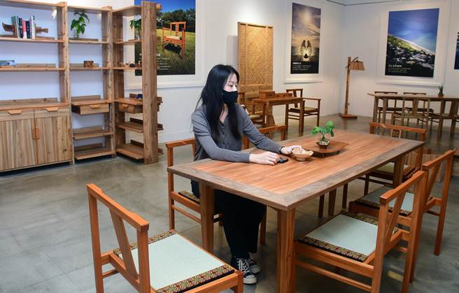 台东林管处与向阳薪传木工坊携手，展出利用疏伐木国产材打造的各种精致家具，令民眾惊艷。（庄哲权摄）