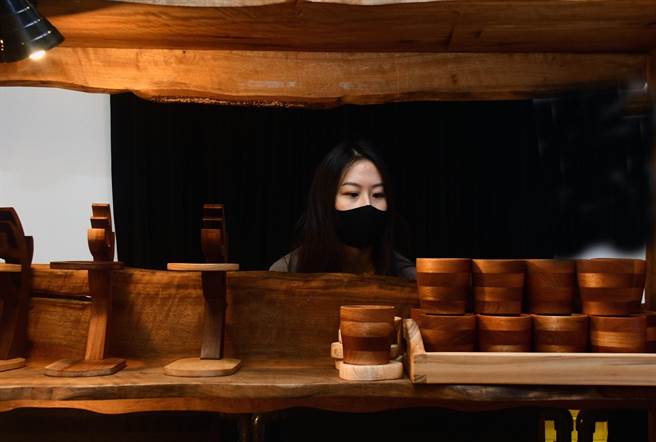 台东林管处与向阳薪传木工坊携手，展出利用疏伐木国产材打造的各种精致家具，令民眾惊艷。（庄哲权摄）