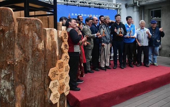 台东林管处与向阳薪传木工坊携手，展出利用疏伐木国产材打造的各种精致家具，令民眾惊艷。（庄哲权摄）