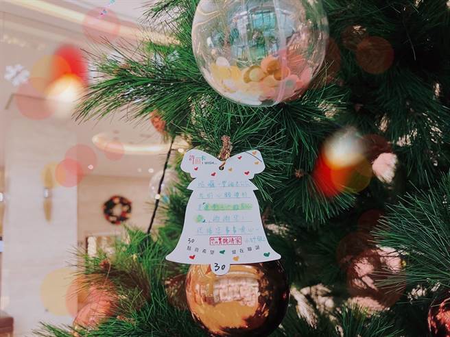 台中港酒店與北台中家扶中心合作「聖誕許願卡」活動，8日溫馨起跑。（台中港酒店提供／陳淑娥台中傳真）