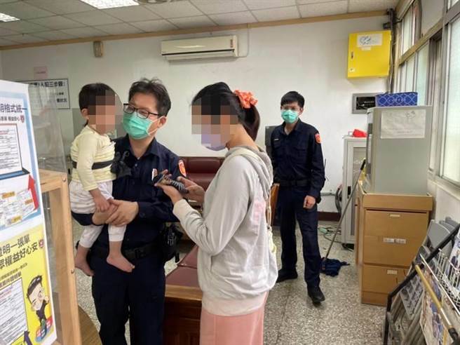 迷途男童在路上哭喊要找媽媽，大園警方接獲熱心民眾報案後，趕緊協助找人，平安將男童送返家人身旁。（大園警分局提供／陳夢茹桃園傳真）