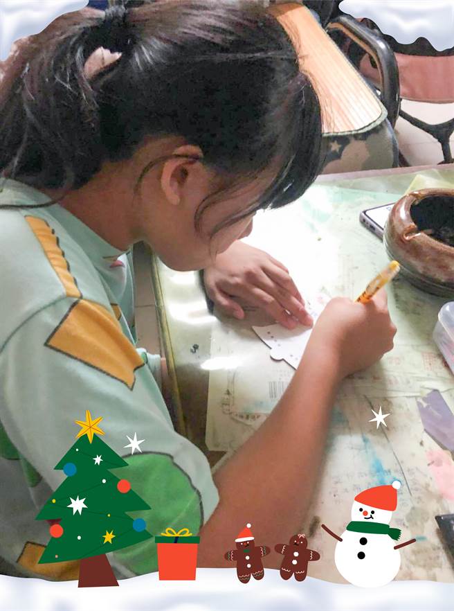 耶誕節腳步近，台中港酒店布置大型聖誕樹。（台中港酒店提供／陳淑娥台中傳真）