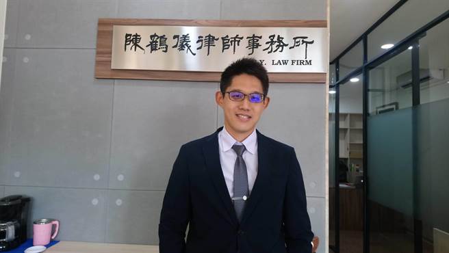 梧栖囝仔陈鹤仪回乡开设律师事务所，将于11日正式开幕。（陈淑娥摄）