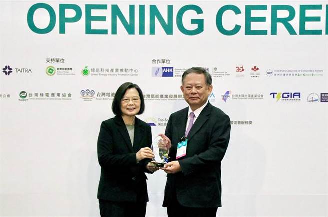 华南银行获经济部能源局第八届优良太阳光电系统光铎奖-优良金融服务奖，由总统蔡英文(左)颁发奖项予华南银行董事长张云鹏(右)。图／华南银行提供 
