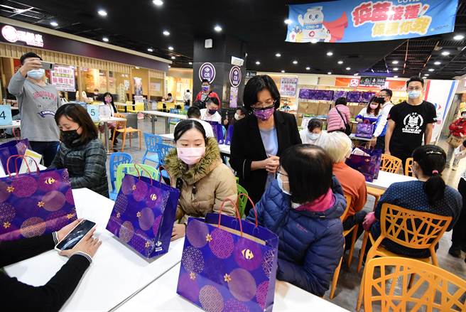 彰化县卫生局8日下午2时至4时30分，在全联6个分店和家乐福彰化店进行莫德纳疫苗接种服务。（吴敏菁摄）