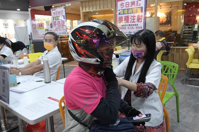 彰化县卫生局8日下午2时至4时30分，在全联6个分店和家乐福彰化店进行莫德纳疫苗接种服务。（吴敏菁摄）