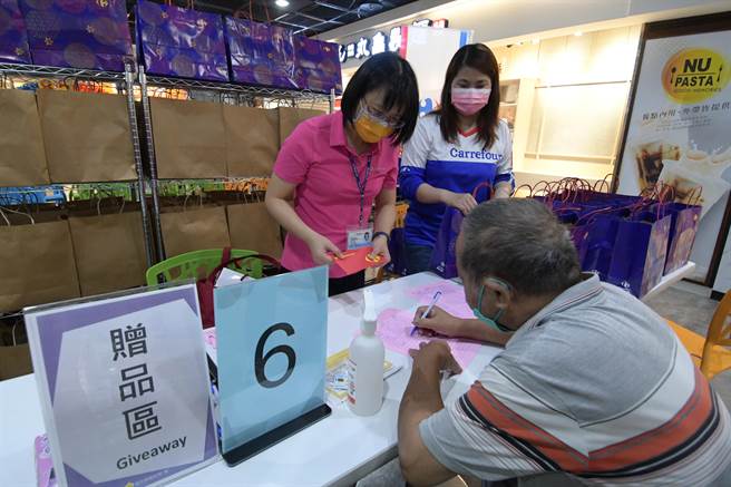 彰化县卫生局8日下午2时至4时30分，在全联6个分店和家乐福彰化店进行莫德纳疫苗接种服务。（吴敏菁摄）